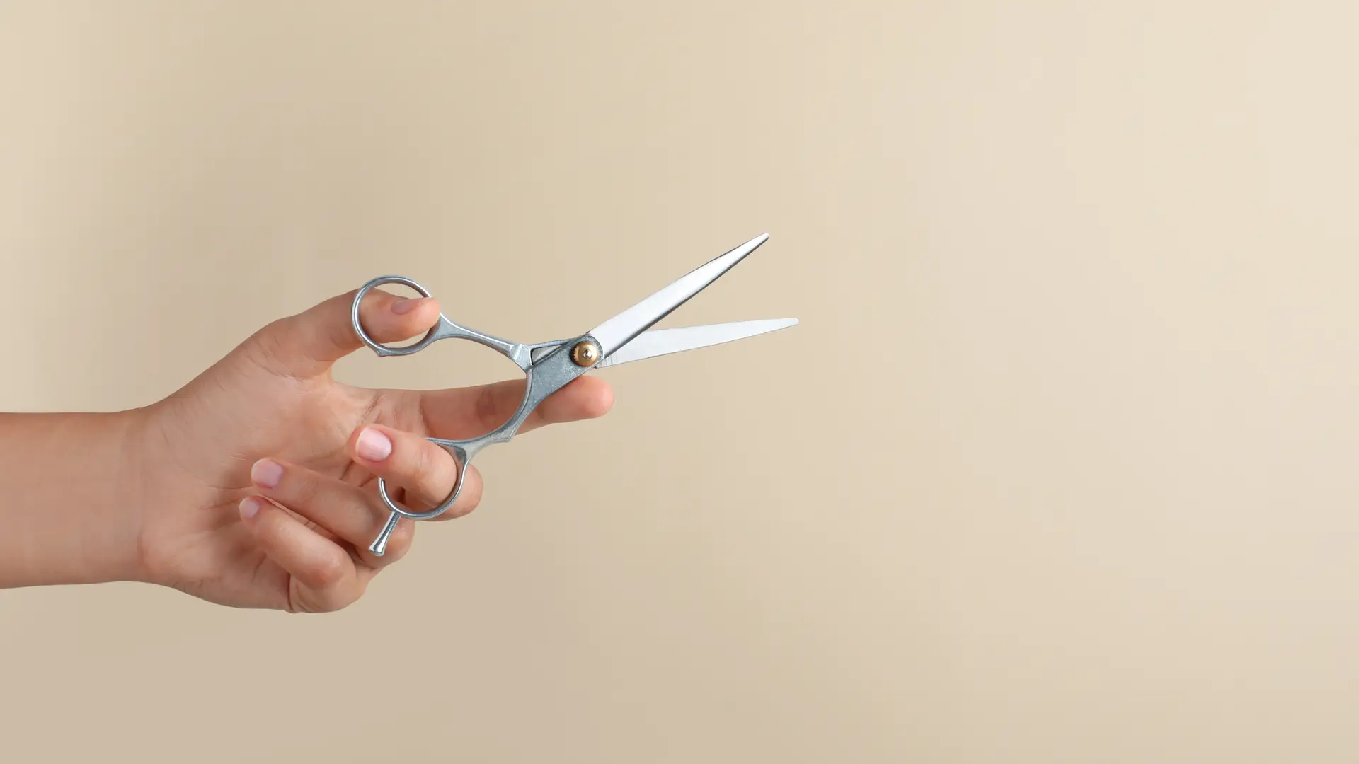 Hand holding a scissors that means how to cancell EE contracts