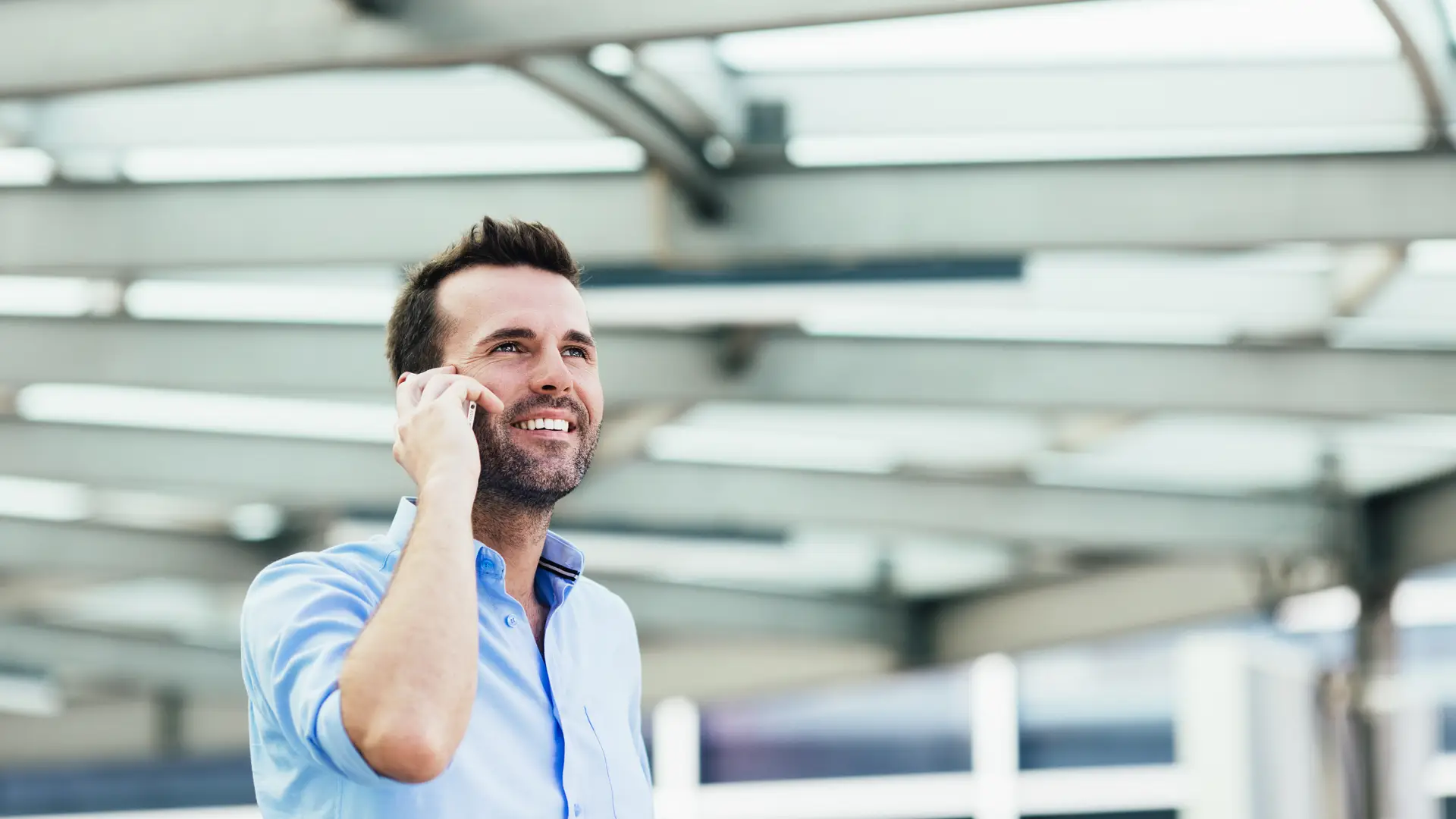 Men talking on his phone with Giffgaff customer service