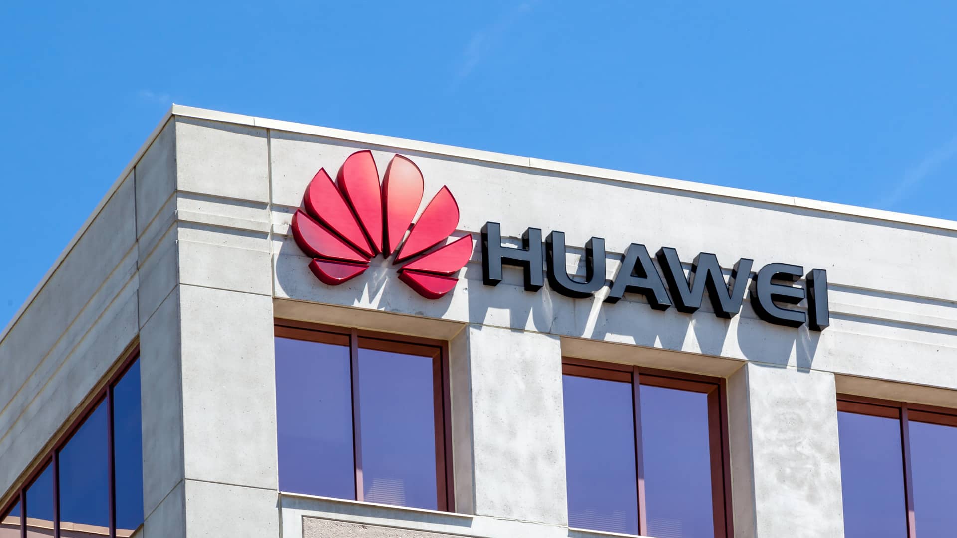 Huawei logotipe on the front of a house to represent de brand guides about the esim