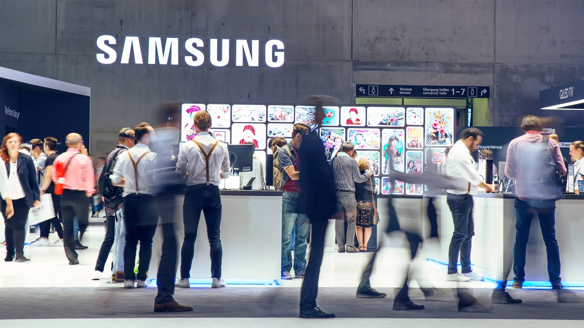 Samsung event to represent de brand guides about the esim 