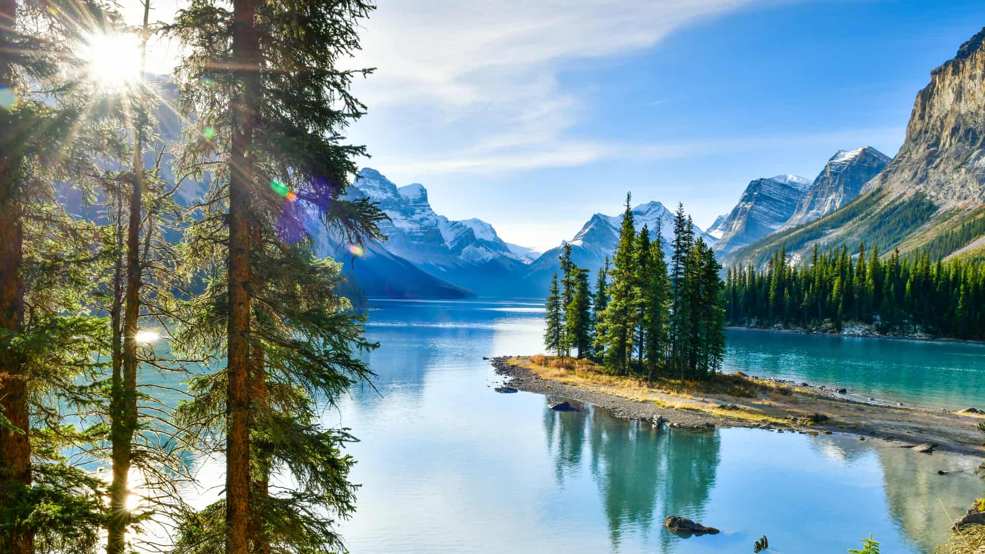 Panoramic view of a natural patk in Canada that represents de internactional deals in this place