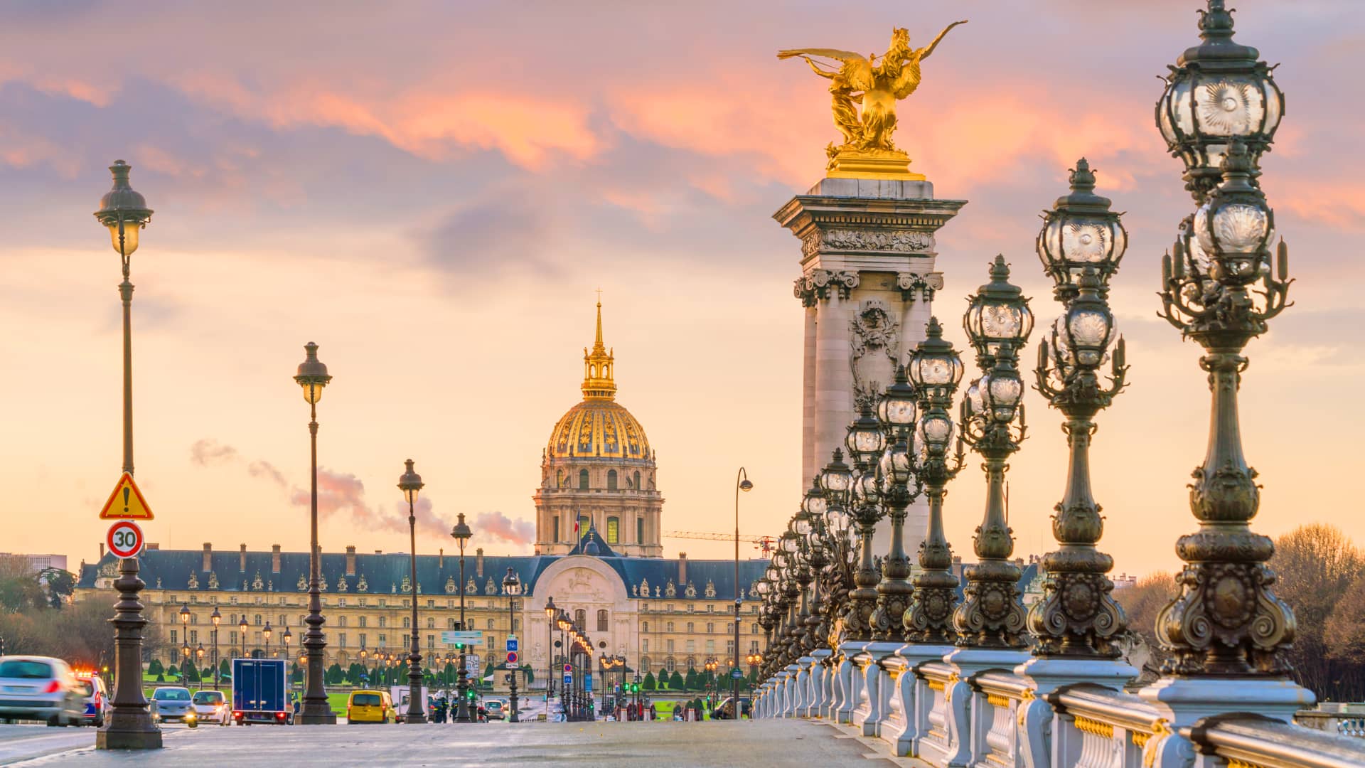 eSIM in Paris: ¿How to access the Internet abroad? | November 2023