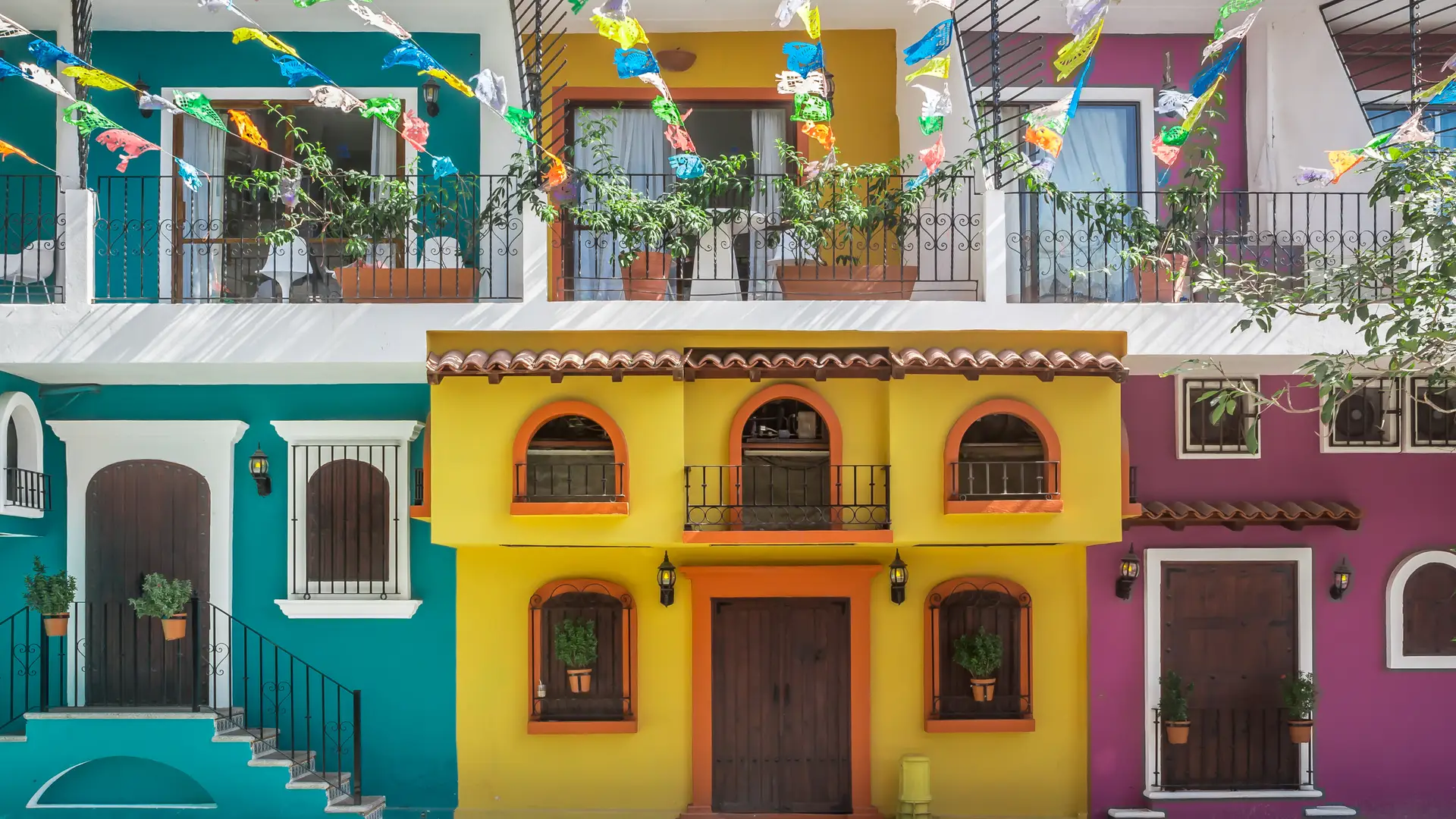 Colorful streets from a city of Mexico to represent the service of roaming in this country