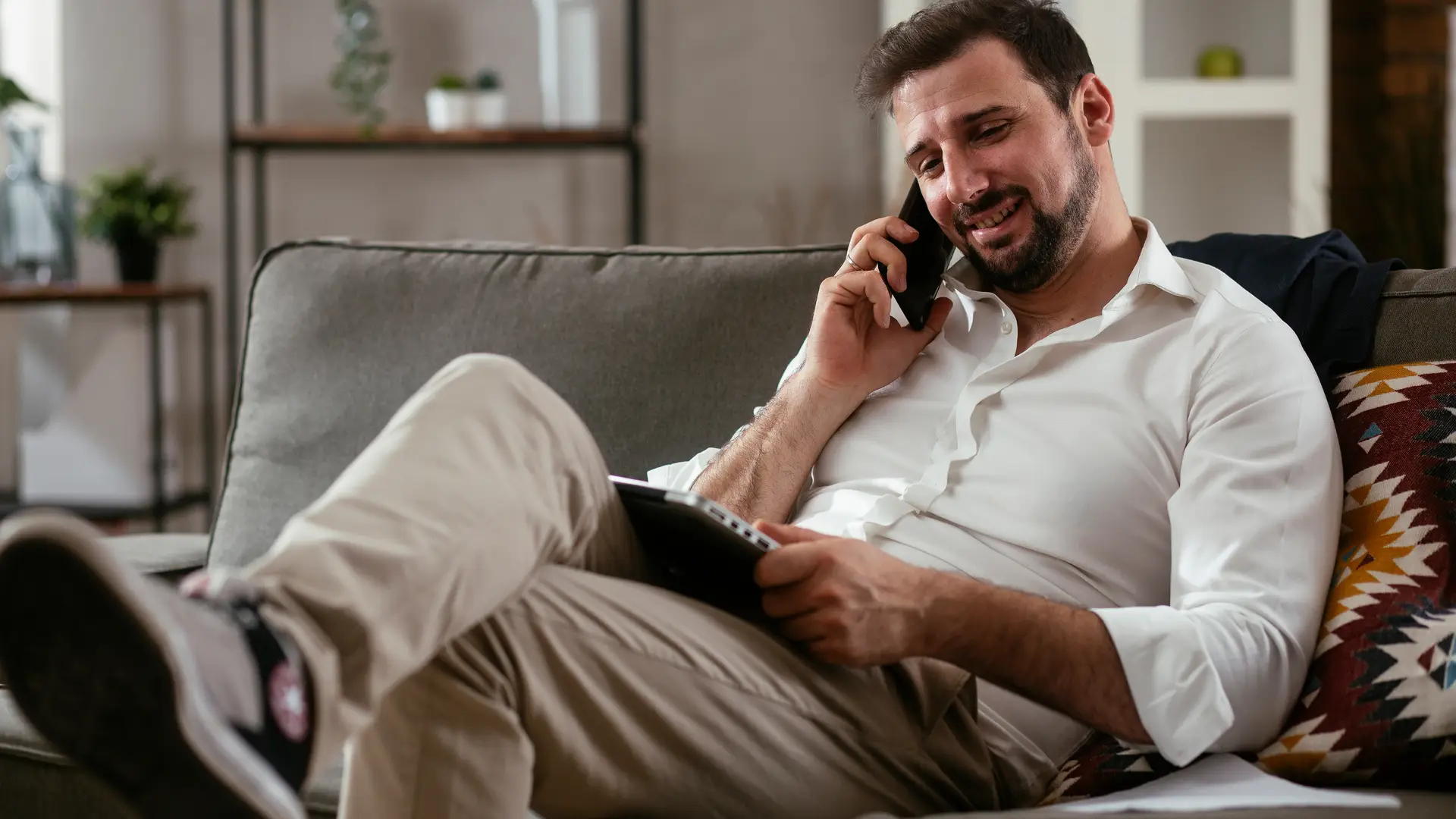 Men talking on his phone with Vodafone customer service