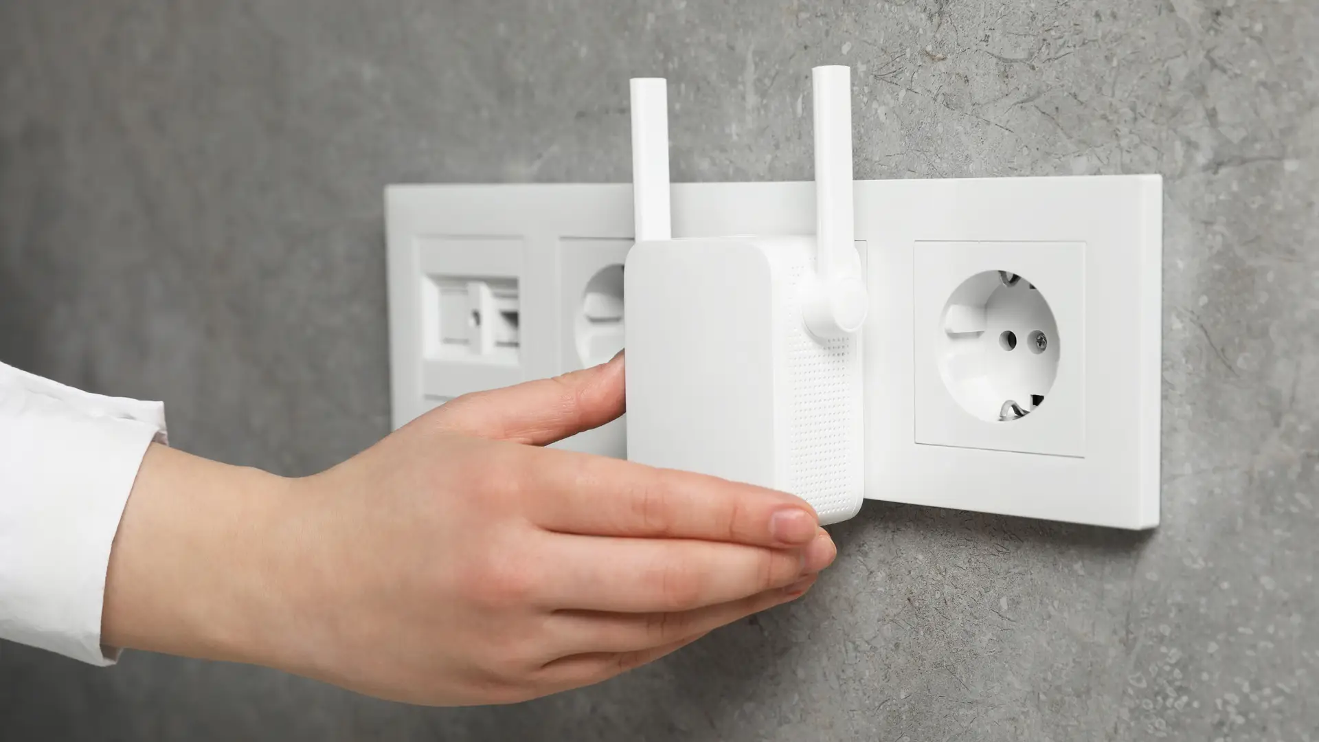 A women installing a Vodafone wifi booster